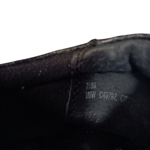 B.O.C. WOMEN'S SIZE 6 BLACK EMBOSSED LEATHER CLOGS. - Picture 3 of 6